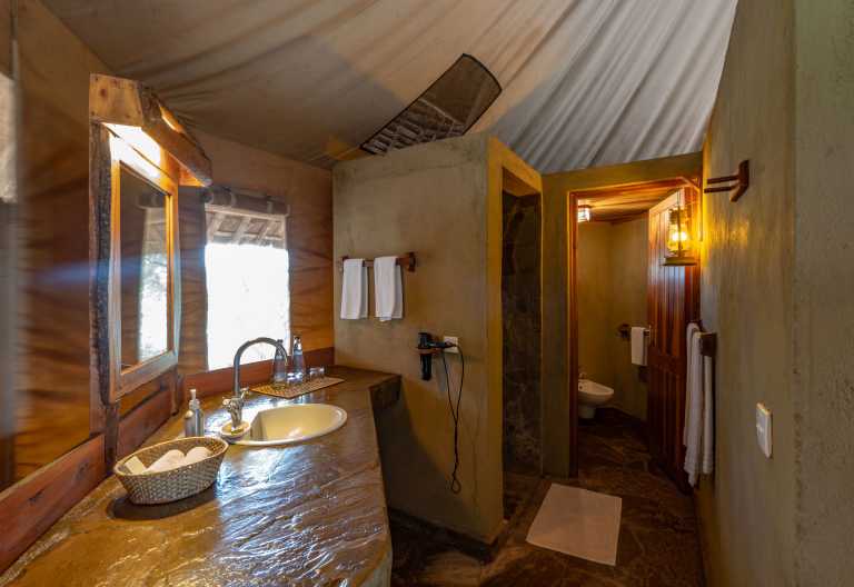 Badezimmer eines Luxury Tent, Severin Safari Camp, Tsavo Nationalpark, Kenia © Foto: Severin Safaris