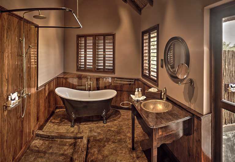 Badezimmer mit Badewanne und Außendusche, Deception Valley Lodge © Foto: Deception Valley Lodge