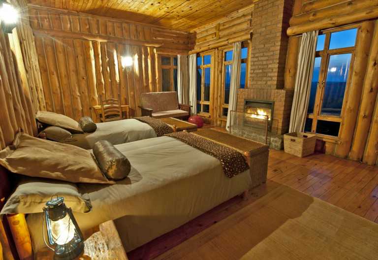 Zimmer mit Kamin in der Chelinda Lodge © Foto: Mike Myers
