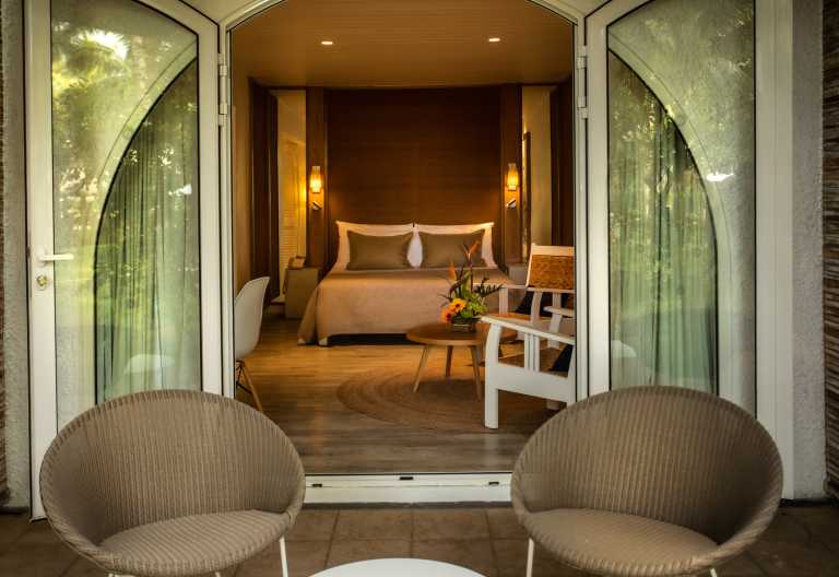 Blick von der Terrasse ins Innere eines Zimmers im Cannonier Beachcomber Resort and Spa © Foto: Beachcomber Hotels