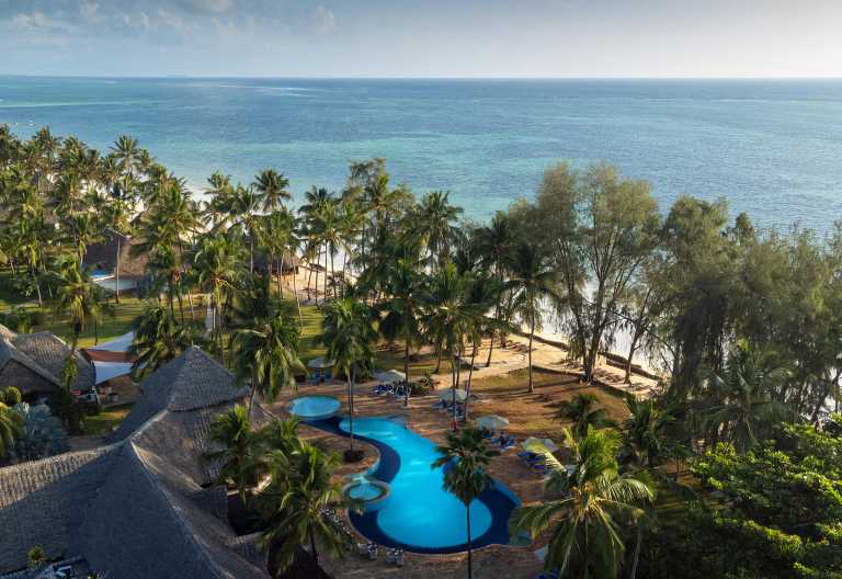 Luftaufnahme Pool und Strand, Bluebay Beach Resort and Spa © Foto: Bluebay Beach Resort and Spa