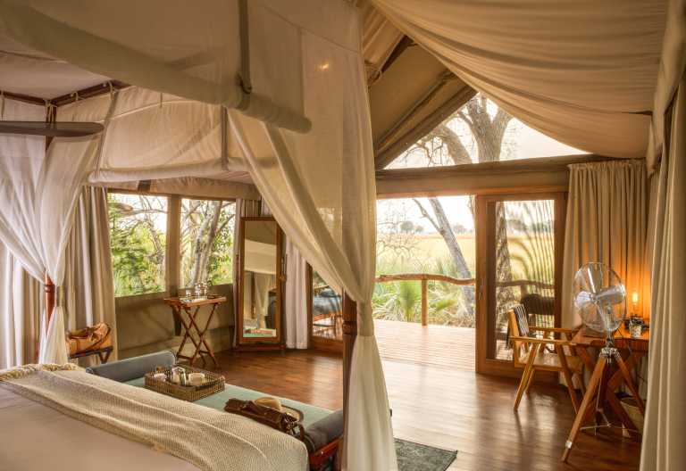 Zeltchalet, Blick vom Inneren zur Terrasse, Shinde Camp © Foto: Ker& Downey