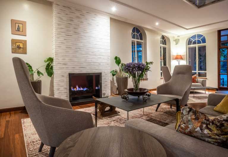 Lounge mit Feuerstelle, House of Waine Nairobi © Foto: Jerry Riley
