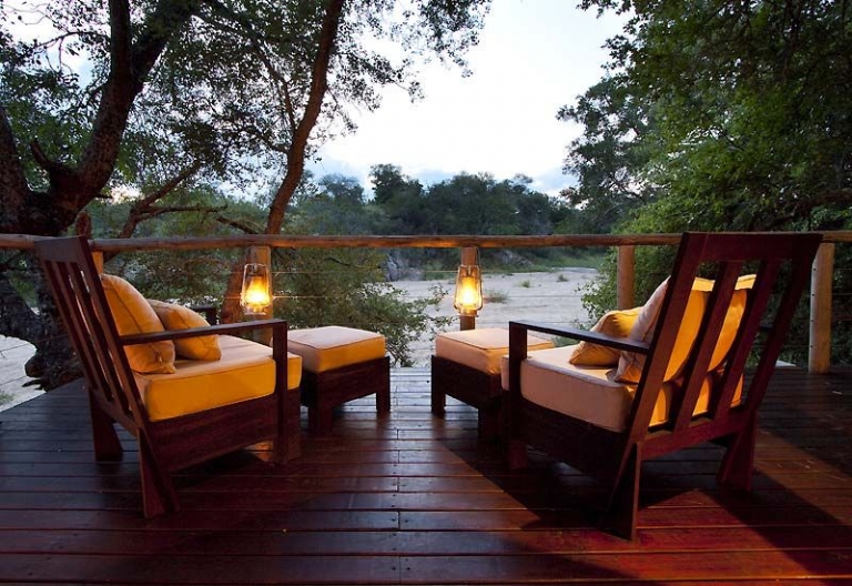 Rhino Post Safari Lodge. Terrasse © Foto: Guy Upfold