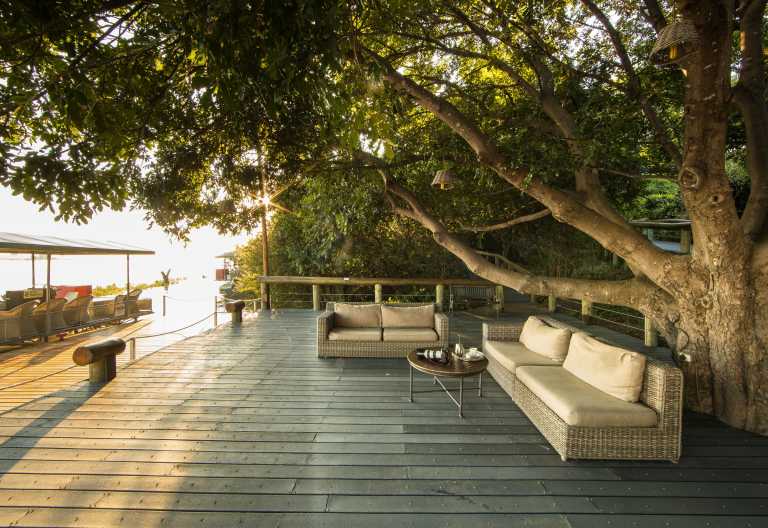 Offenes Deck am Fluss der Chobe Game Lodge © Foto: James Gifford for Desert& Delta