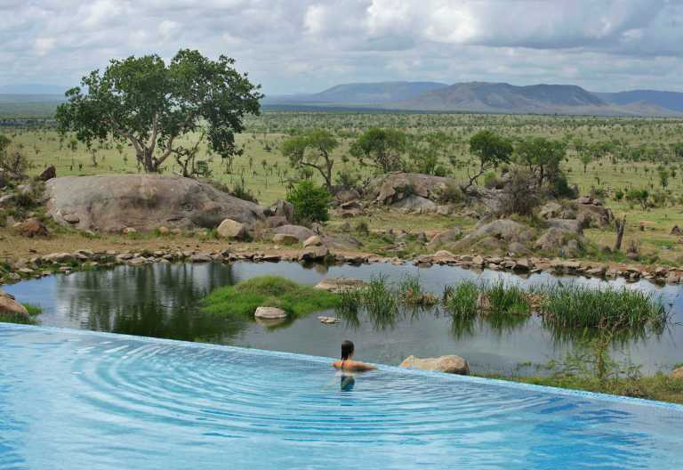 Infinity Pool mit Blick auf das Wasserloch der Four Seasons Safari Lodge Serengeti © Foto: Four Seasons Group
