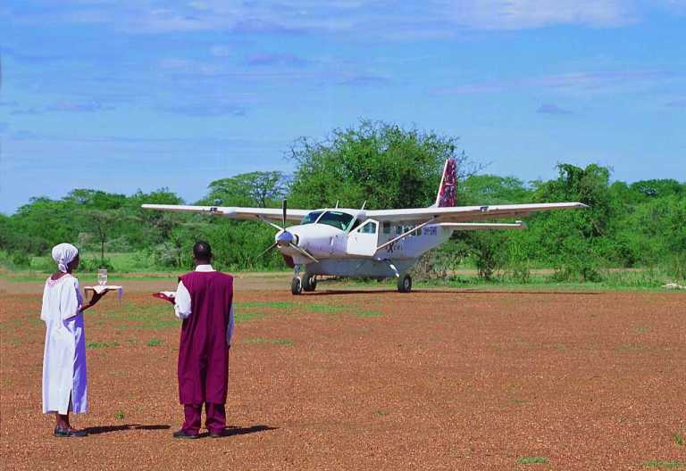 Kirawira Camp, Ankunft der Gäste per Flugzeug