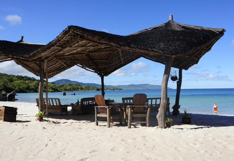 Sonnendach am Strand vor der Nkwichi Lodge © Foto: Marco Penzel | Outback Africa