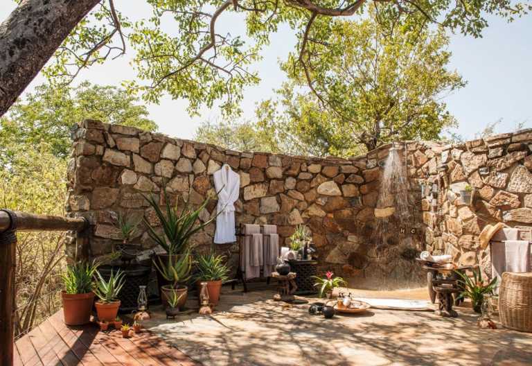 Tuningi Safari Lodge, Außendusche © Foto: Seasons in Africa