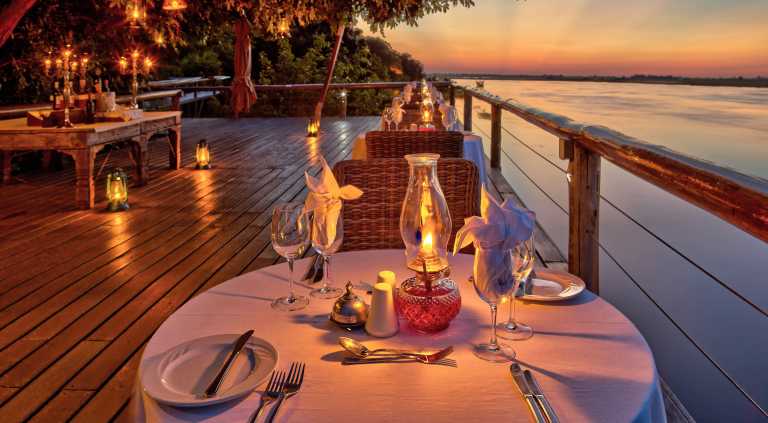 Dinner auf dem Aussichtsdeck der Chobe Game Lodge © Foto: James Gifford for Desert& Delta