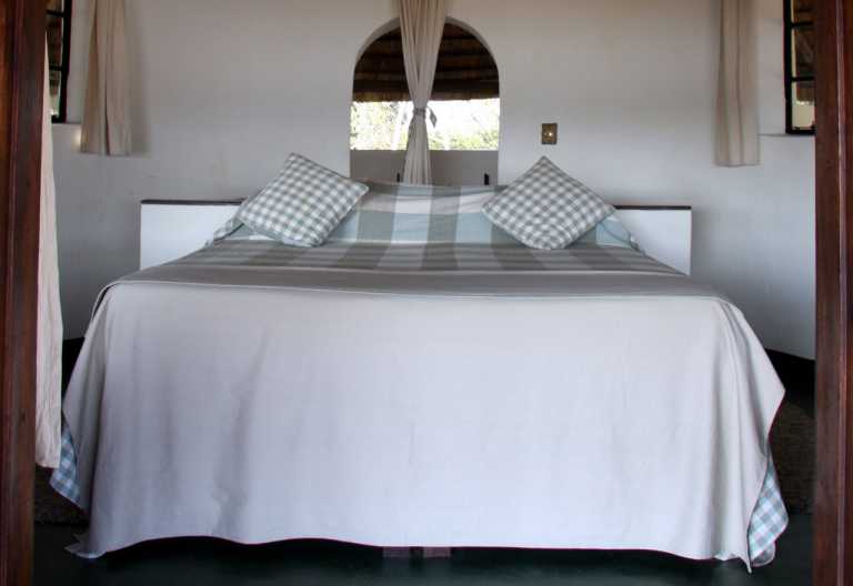 Nsefu Camp, Chalet mit Doppelbett © Foto: Robin Pope Safaris