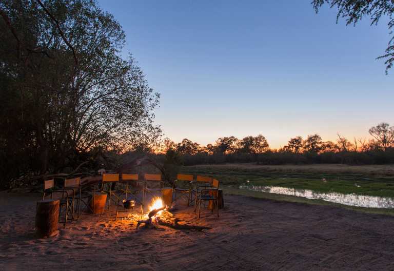 Abendstimmung am Lagerfeuer des Machaba Camps © Foto: Andrew Howard for Machaba Safaris