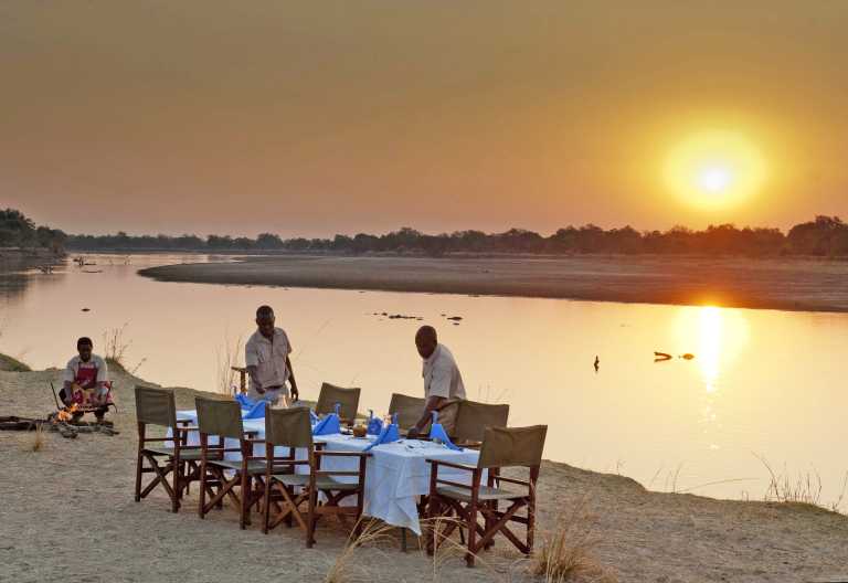 Tena Tena - Abendessen am Luangwa © Foto: David Rogers | Robin Pope Safaris