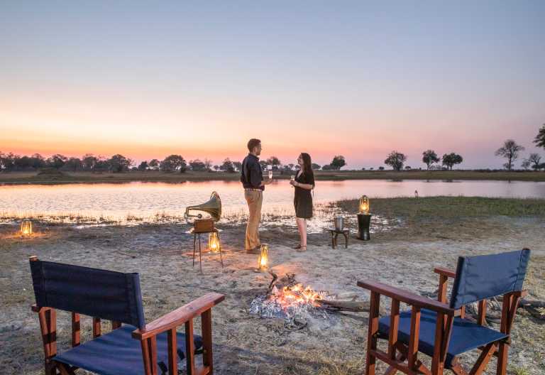 Sundowner am Ufer einer Lagune, Shinde Camp © Foto: Ker& Downey