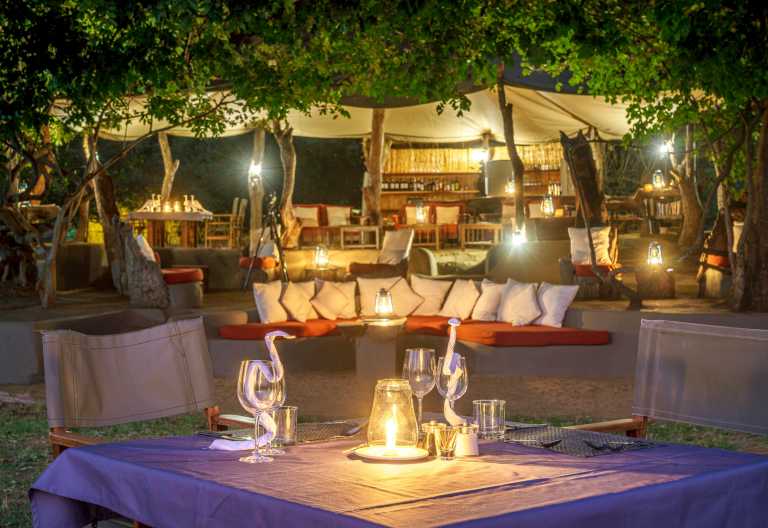 Vor dem Dinner in Tena Tena © Foto: Robin Pope Safaris