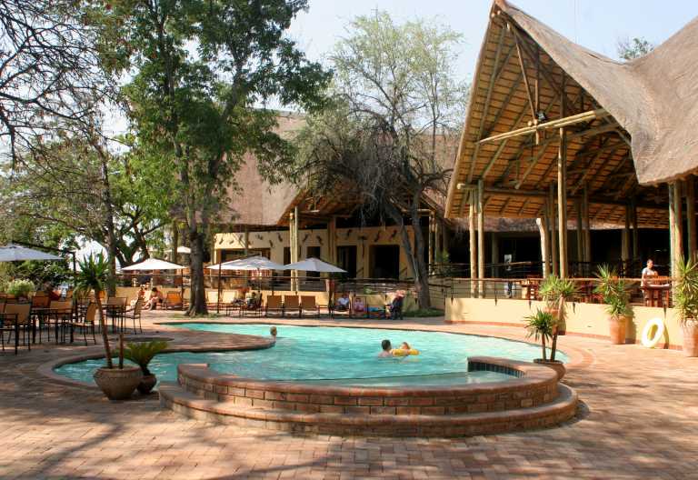 Poolbereich der Chobe Safari Lodge © Foto: Chobe Safari Lodge
