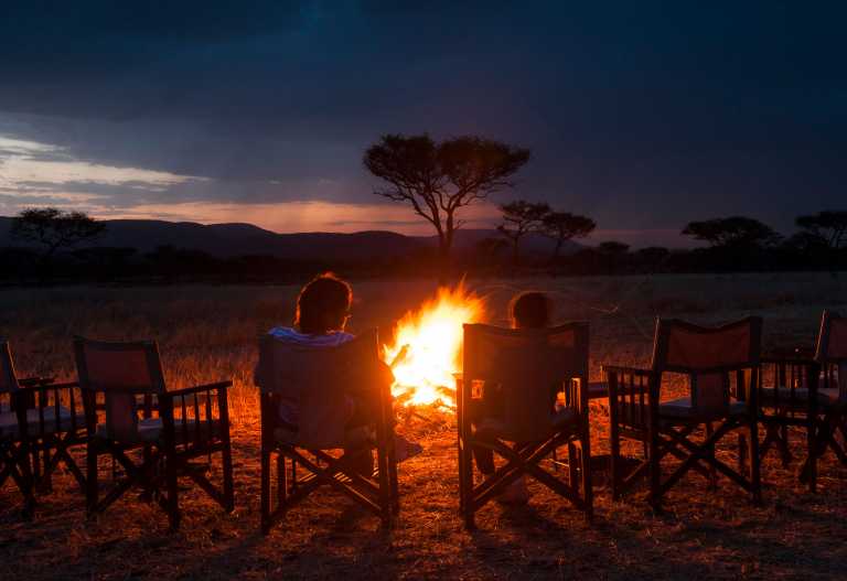 Am Lagerfeuer klingt der Safaritag aus, Kati Kati Tented Camp © Foto: Tanganyika Wilderness Camps