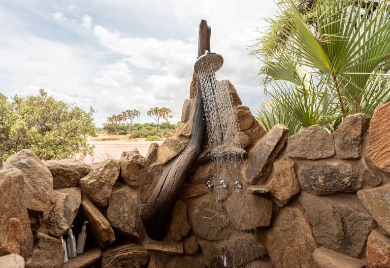 Außendusche einer Deluxe Suite im Soroi Larsens Camp © Foto: Marco Penzel | Outback Africa