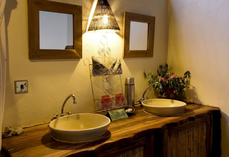 Mvuu Lodge, Die Bäder der Zeltchalets sind unterschiedlich gestaltet © Foto: Dana Allen