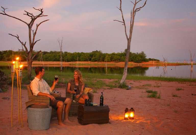 Sundowner am Strand des Kariba-Sees, Changa Safari Camp © Foto: Gregg Robinson