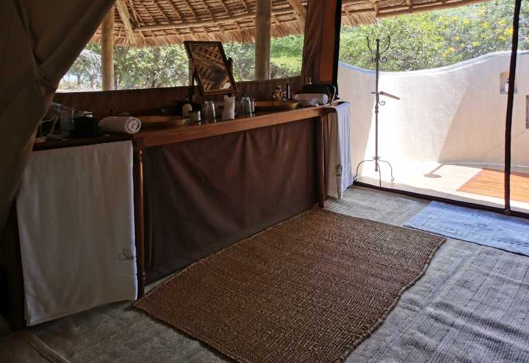Badezimmer mit Außendusche, Laba Siwandu Camp © Foto: Heinke Glameyer-Fleischmann