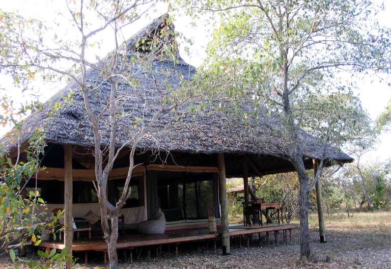 Zelt-Chalet mit breitem Aussichtsdeck, Laba Siwandu Camp © Foto: Svenja Penzel | Outback Africa