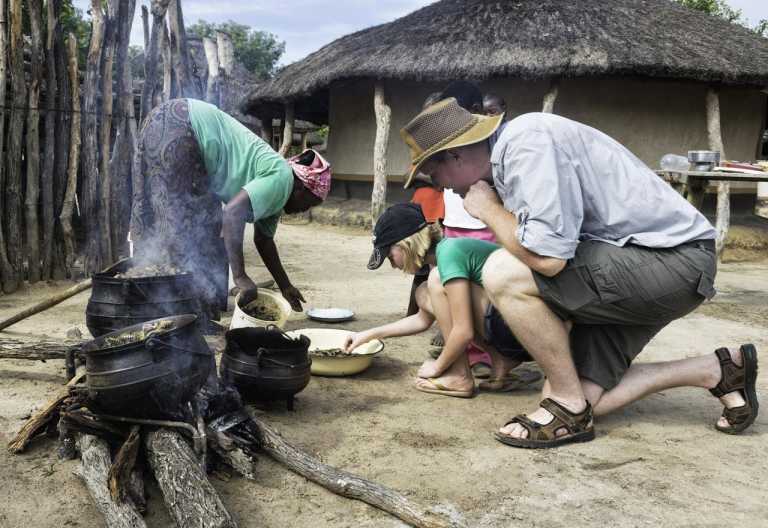 Little Makalolo Camp, Besuch in einem Dorf, © Foto: Olwen Evans für Wilderness Safaris