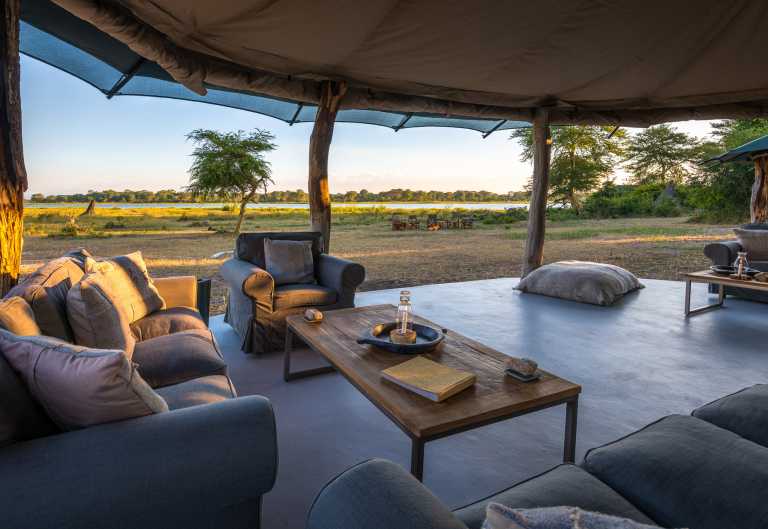 Lounge des Kutengo Camps mit Blick auf den Shire © Foto: Dana Allen | Robin Pope Safaris
