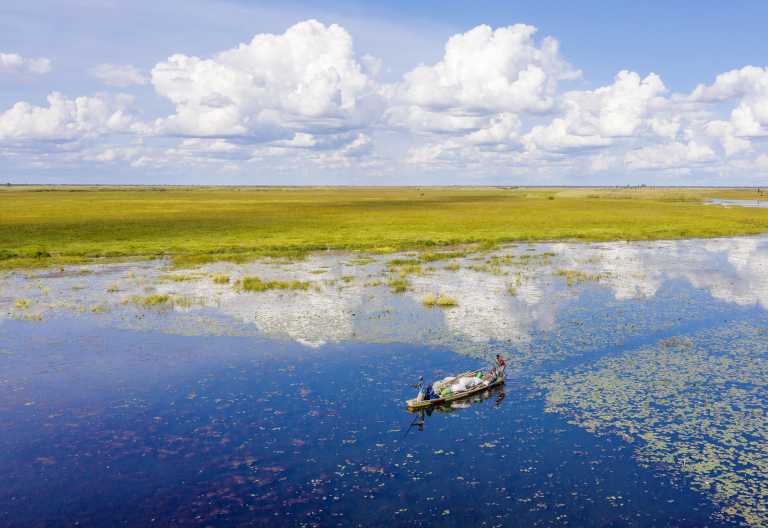Boot auf den Wasserwegen von Bangweulu © Foto: Patrick Bentley | African Parks