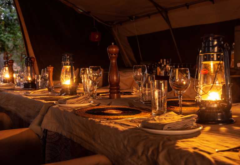 Gedeckter Tisch zum Abendessen im Zambezi Expeditions Camp © Foto: Marco Penzel | Outback Africa
