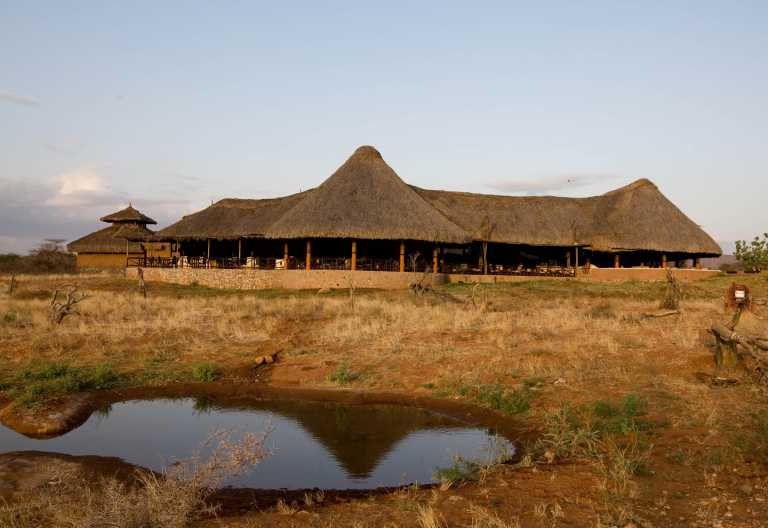 Wasserloch und Hauptgebäude der Samburu Sopa Lodge © Foto: Yasuyoshi Chiba for Sopa Lodges