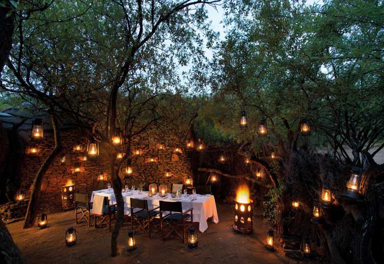 Madikwe Dithaba Lodge, romantisches Dinner im Freien © Foto: Madikwe Dithaba Lodge