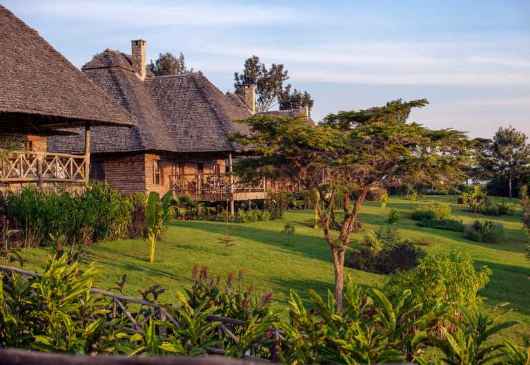 Lodgegebäude und Garten der Neptune Ngorongoro Luxury Lodge © Foto: Neptune Hotels