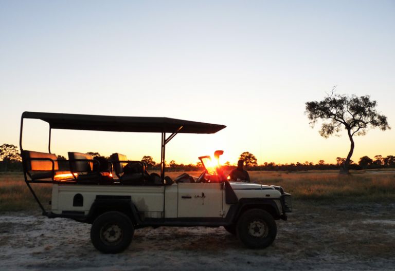 Safarifahrzeug im Sonnenuntergang © Foto: Ulrike Pârvu | Outback Africa