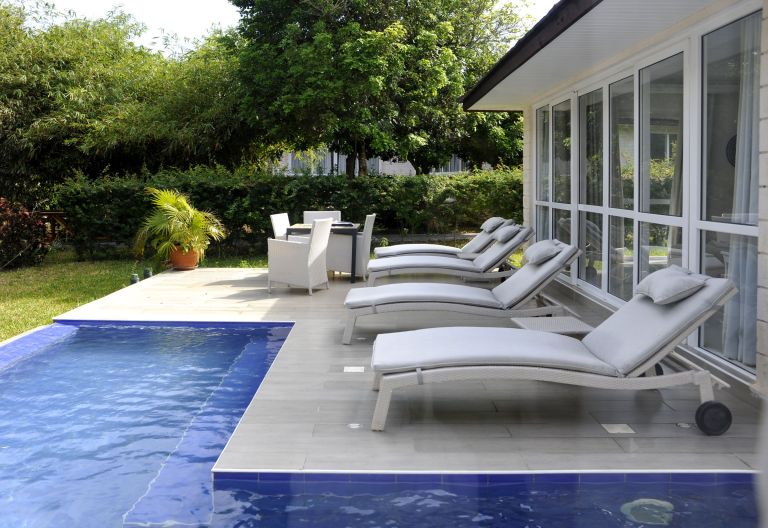 Privates Pooldeck einer Villa im Bereich „The Residences“, L © Foto: Svenja Penzel