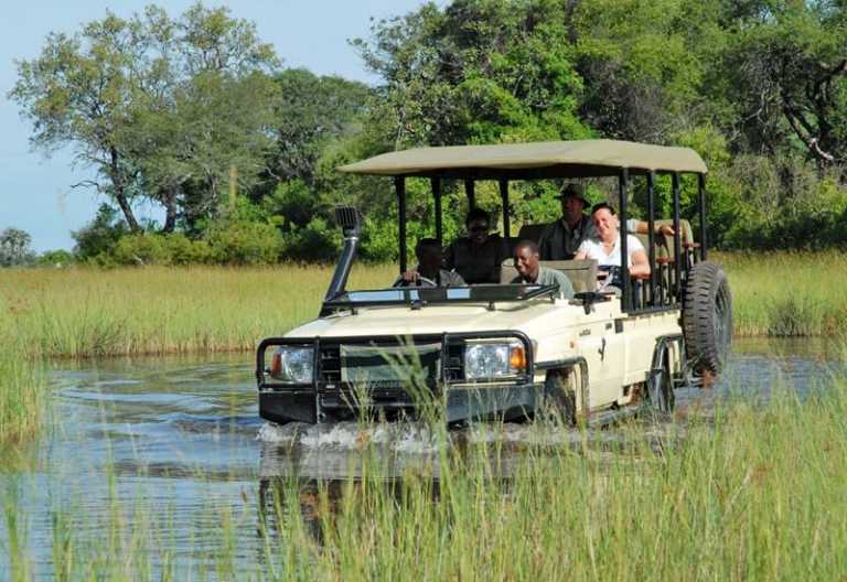 Pirschfahrt im offenen Geländewagen des Baines’ Camp, Botswana