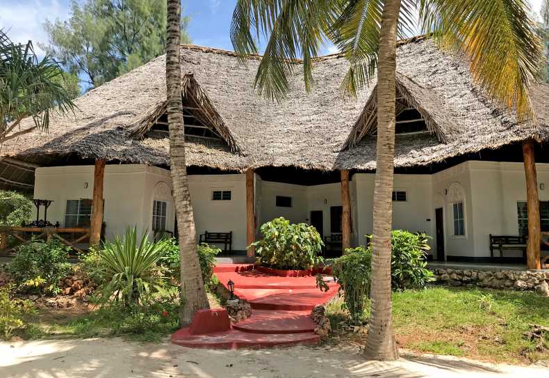 Pongwe Beach Hotel, Blick vom Strand auf die Zimmer (Beachfront Rooms)