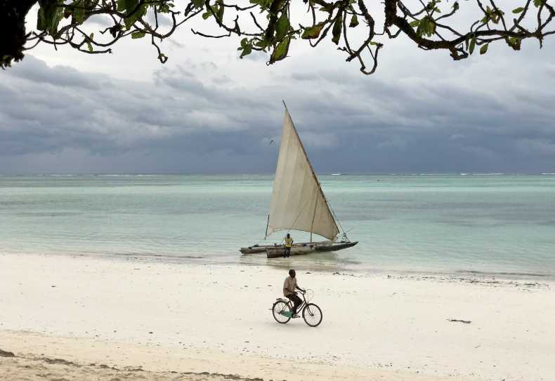 Einheimischer Radfahrer am Strand von Kiwengwa