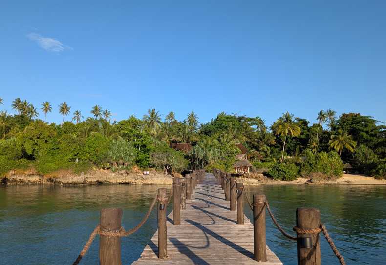 Auf dem Jetty können die Gäste bequem zum tieferen Wasser gelangen, Zanzi Resort