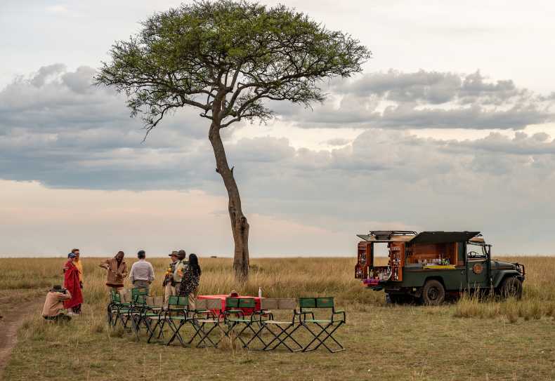 Sundowner in der Massai Mara mit der mobilen Bar im Safari Cruiser